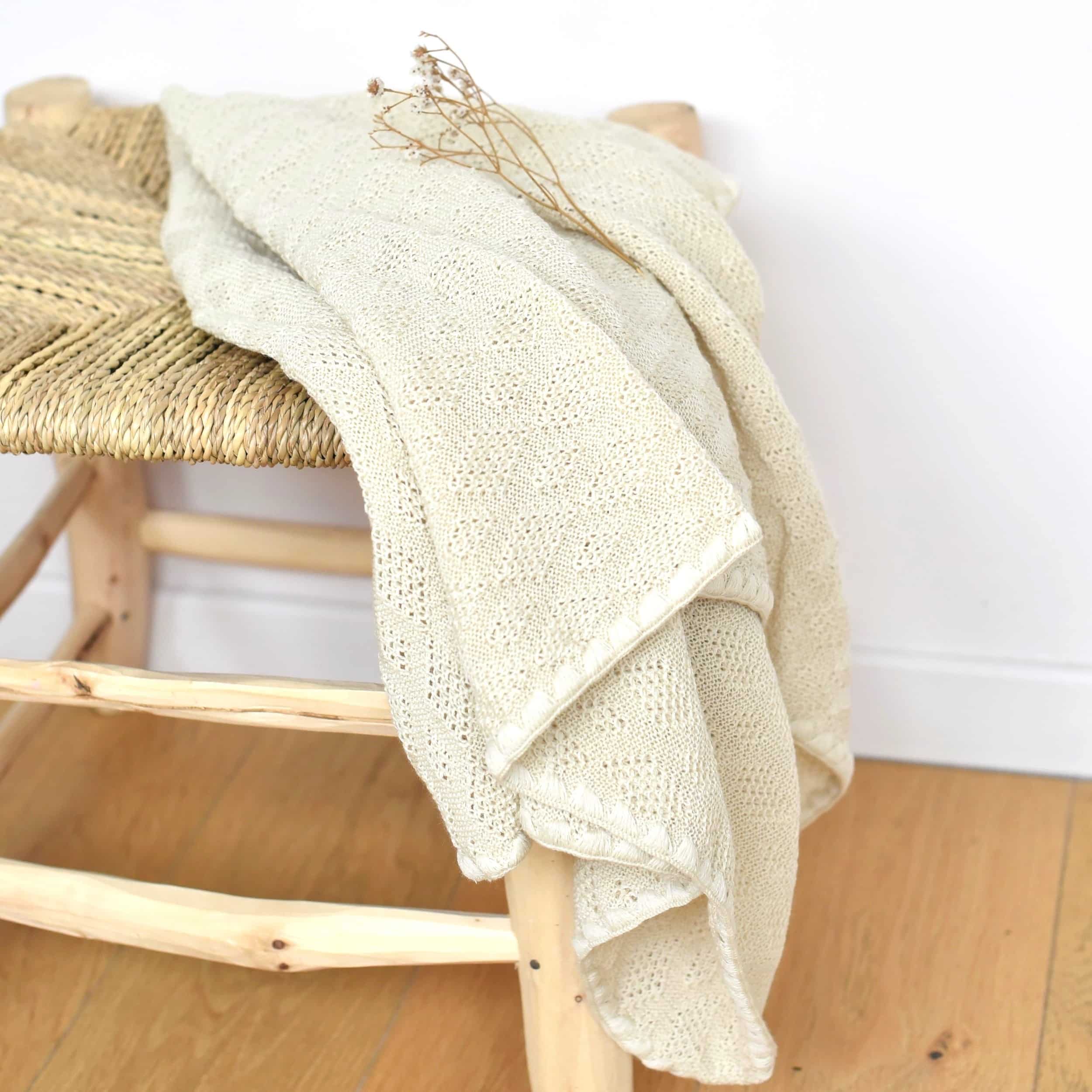Couverture bébé en laine mérinos bio tricotée écru Disana