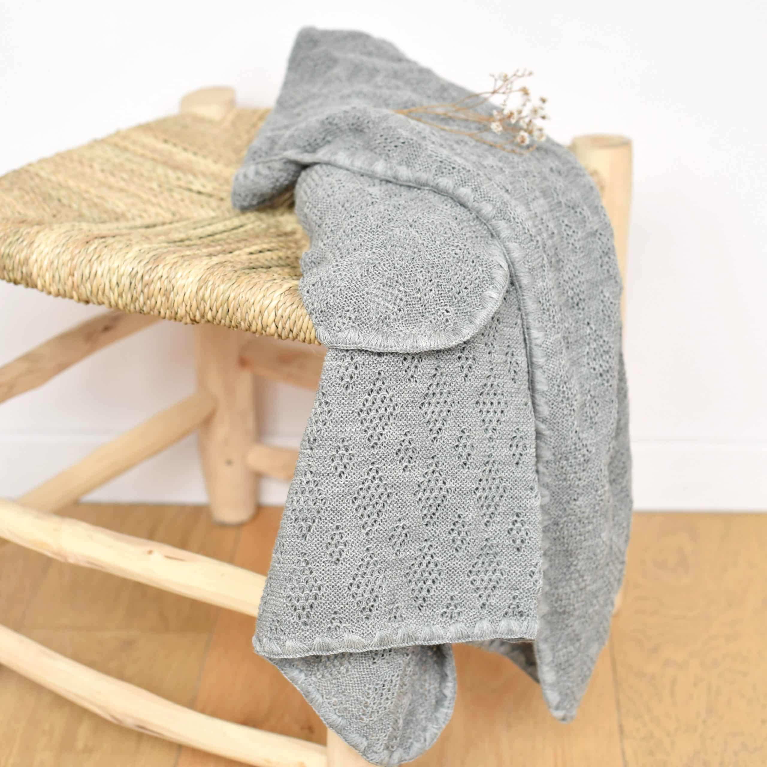 Couverture bébé en laine mérinos bio tricotée grise Disana