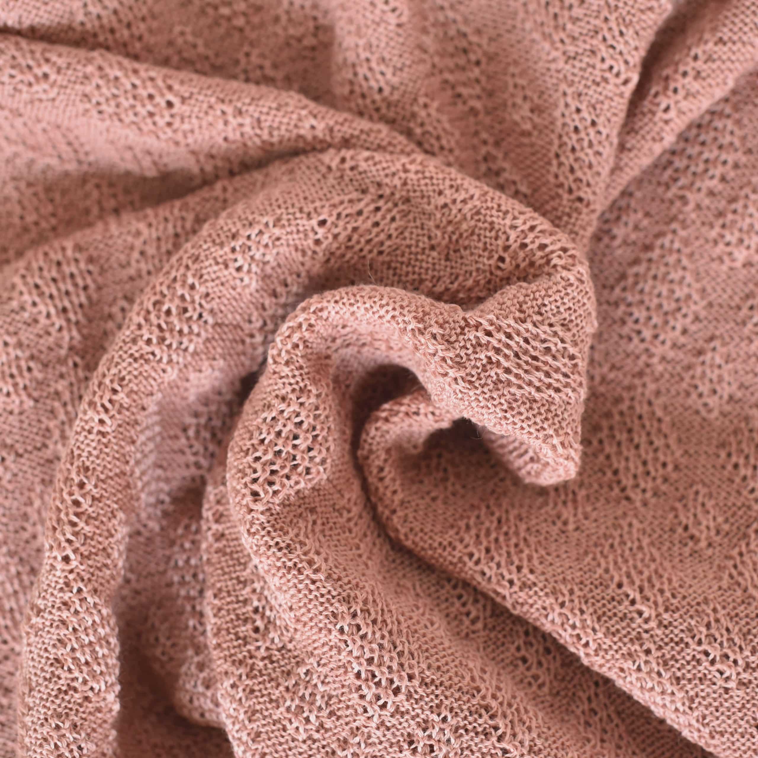Couverture bébé en laine mérinos bio tricotée rose Disana