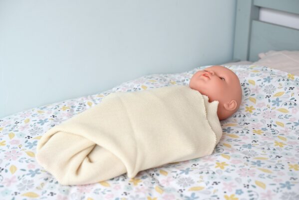 Emmailloter son bébé dans une couverture en laine mérinos