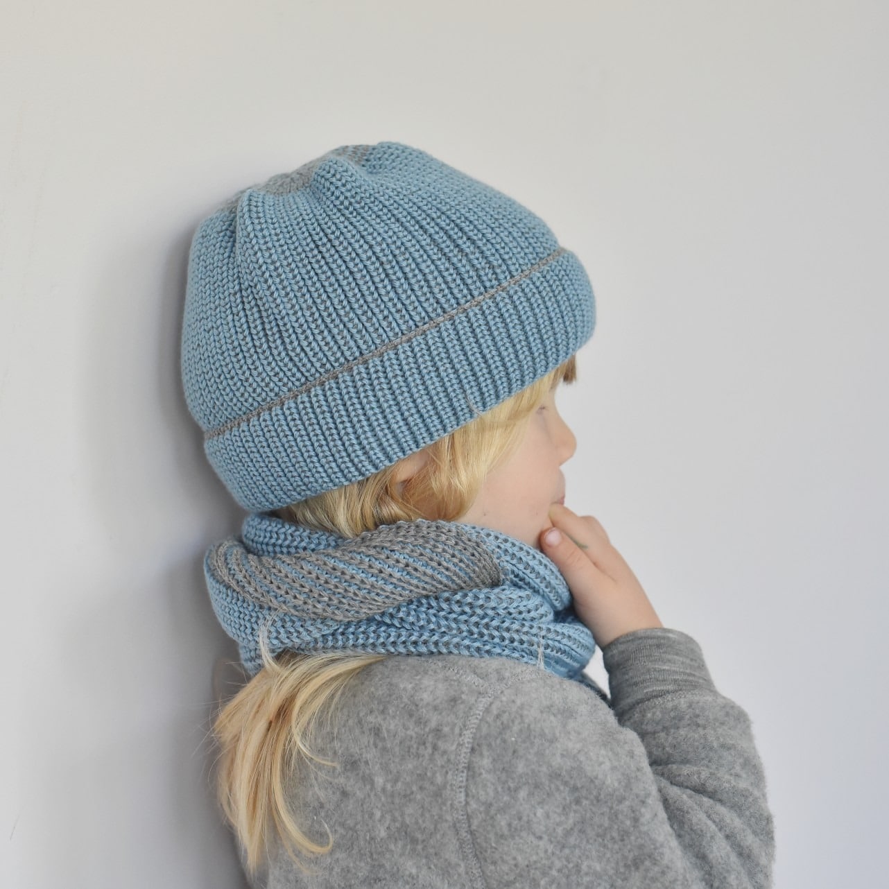 Bonnet enfant en laine mérinos bleu Pickapooh