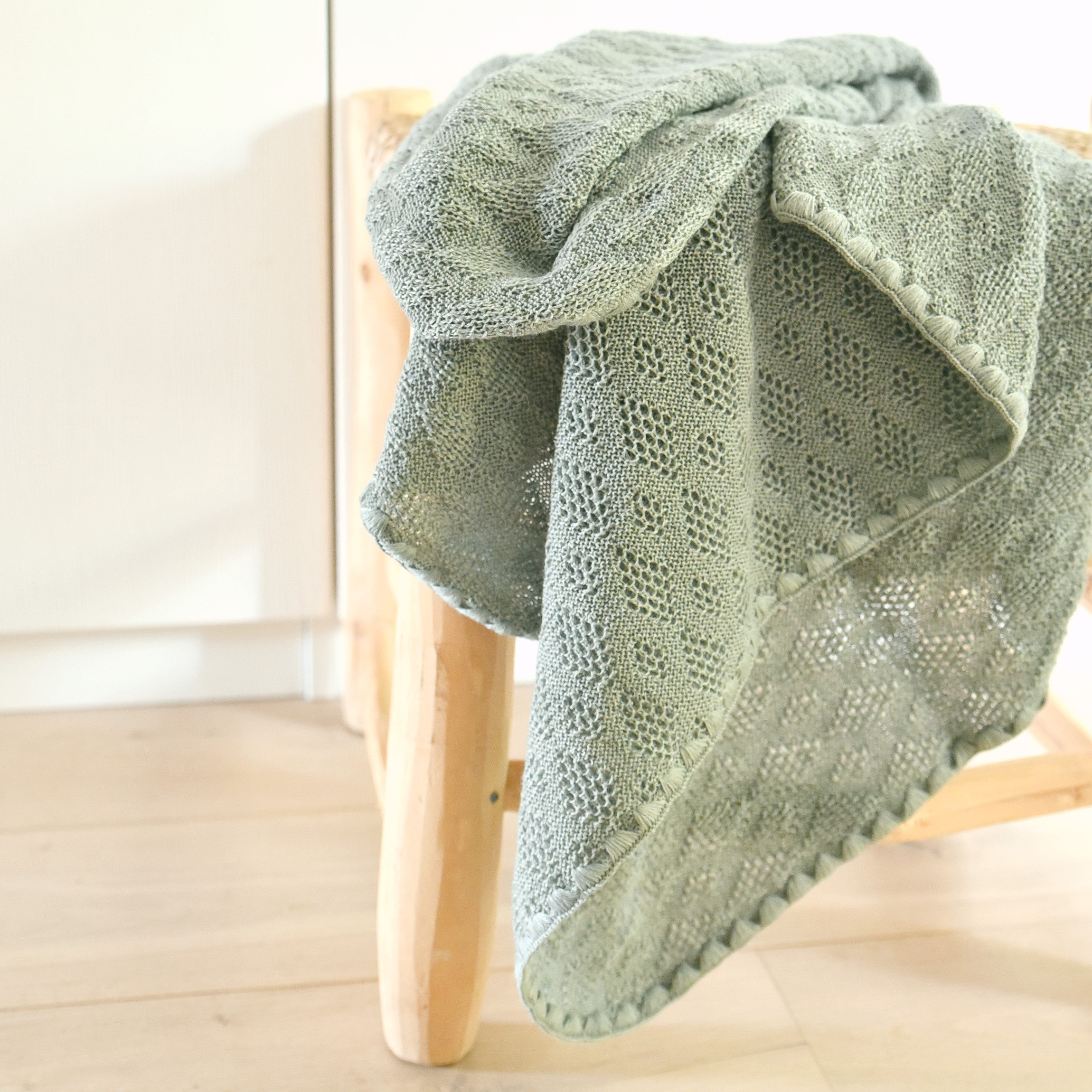 Couverture bébé en laine mérinos bio (maille tricot) - vert sauge<br/> <FONT face="Tunga" size=4>Disana</font>