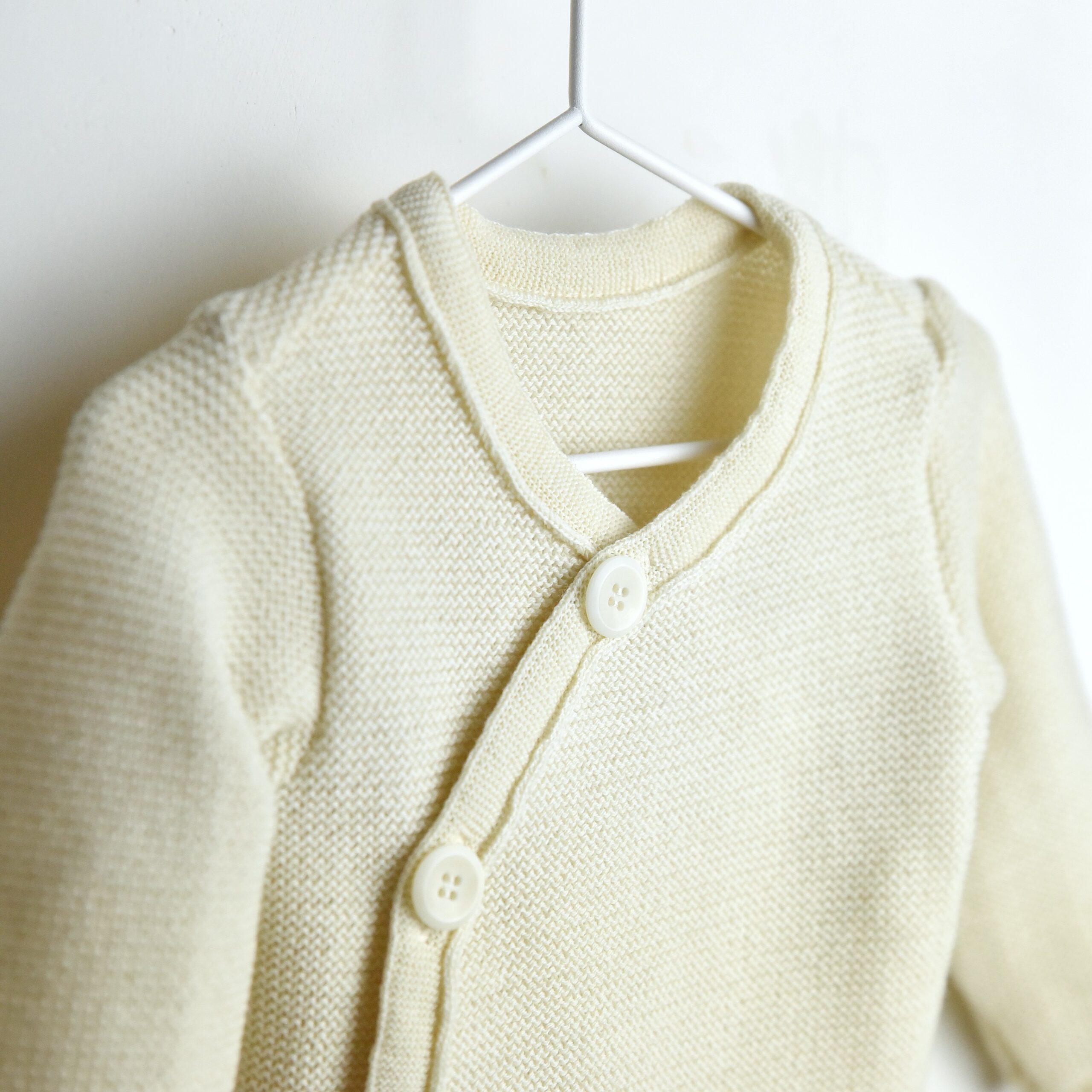 Brassière bébé en laine mérinos bio - écru<br/> <FONT face="Tunga" size=4>Disana</font> – Image 3