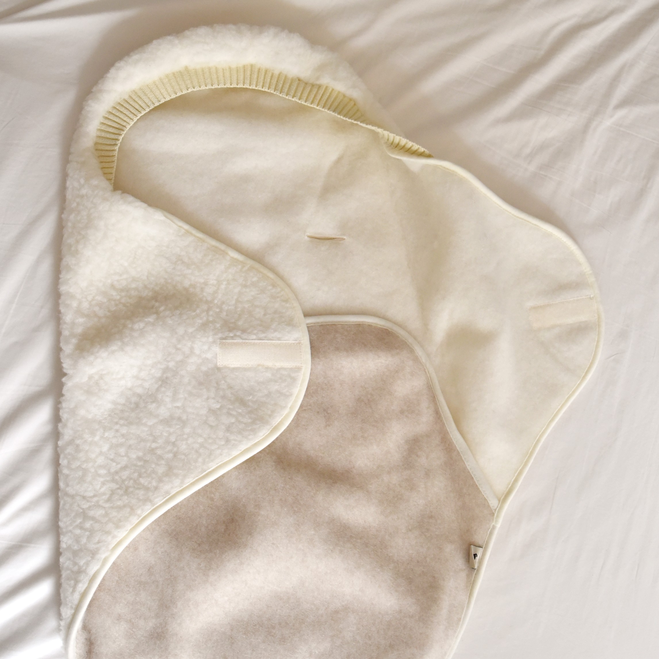 Chancelière bébé en pure laine - écru/beige<br/> <FONT face="Tunga" size=4>Alwero</font> – Image 5