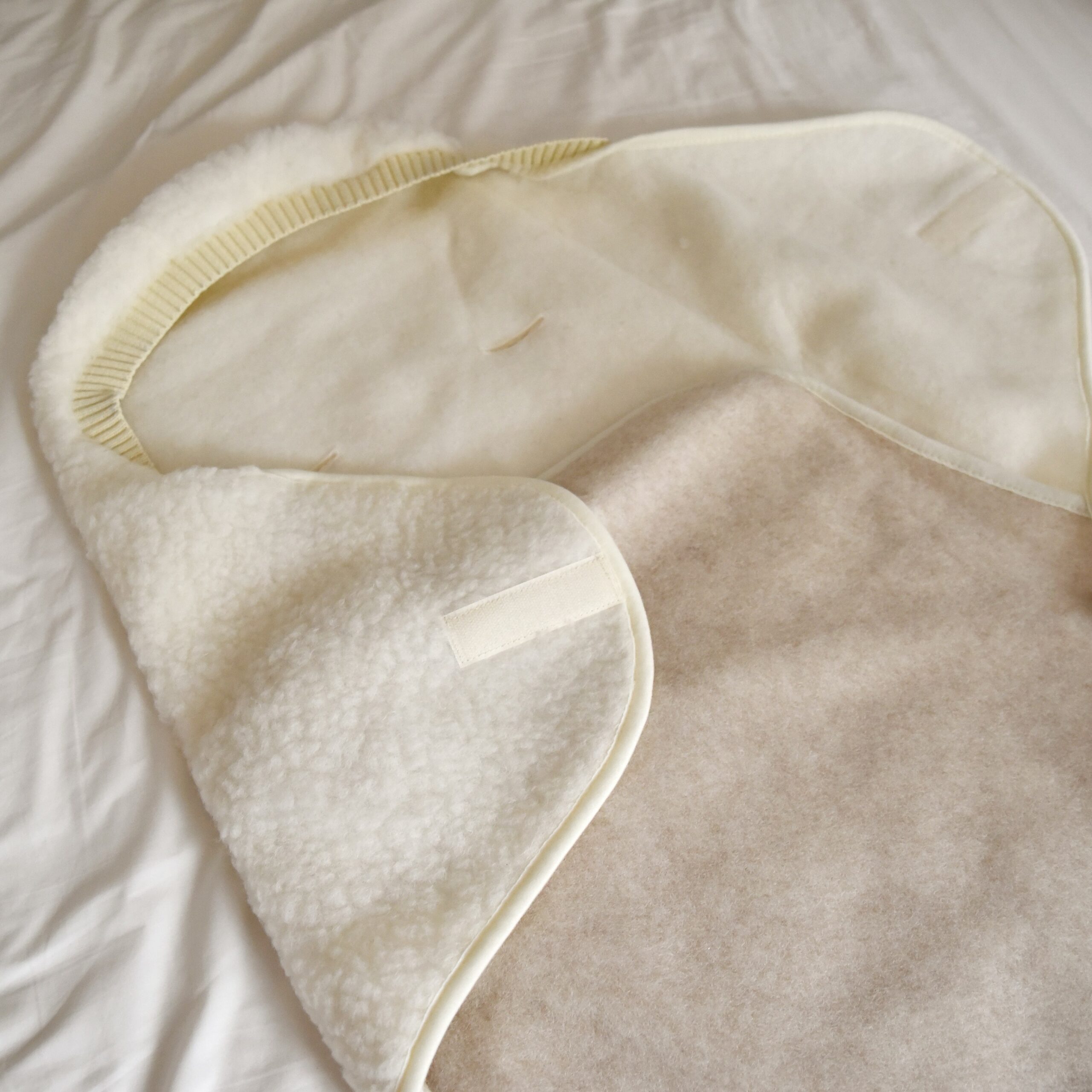 Chancelière bébé en pure laine - écru/beige<br/> <FONT face="Tunga" size=4>Alwero</font> – Image 6